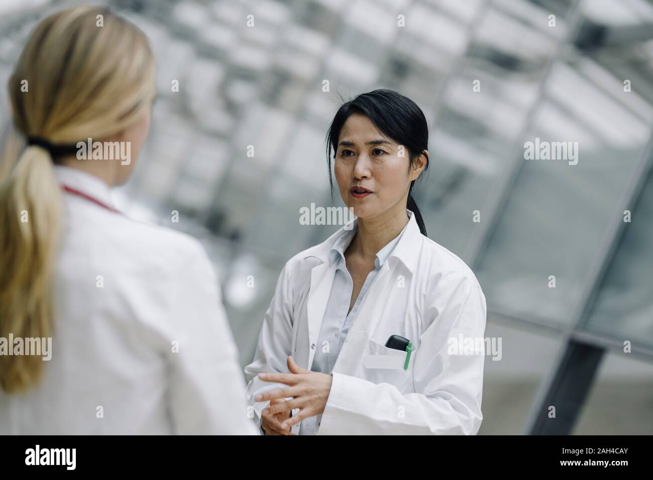 Femme médecin parler à un collègue Banque D'Images