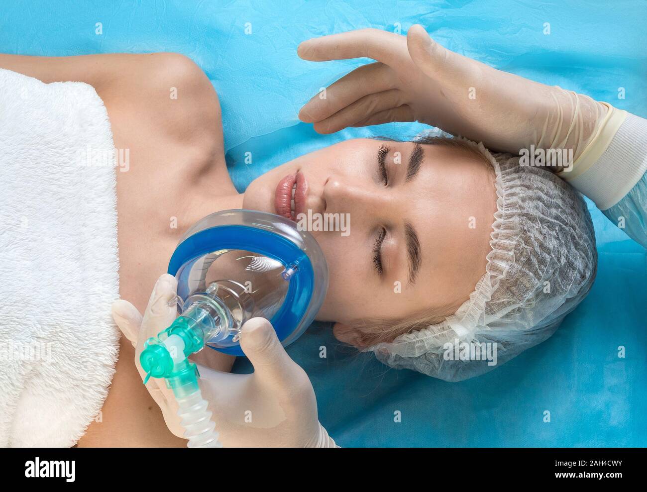 Belle patient reçoit. nnesthetic Close up face d'un patient et les mains d'un médecin. Concept de la santé. Banque D'Images