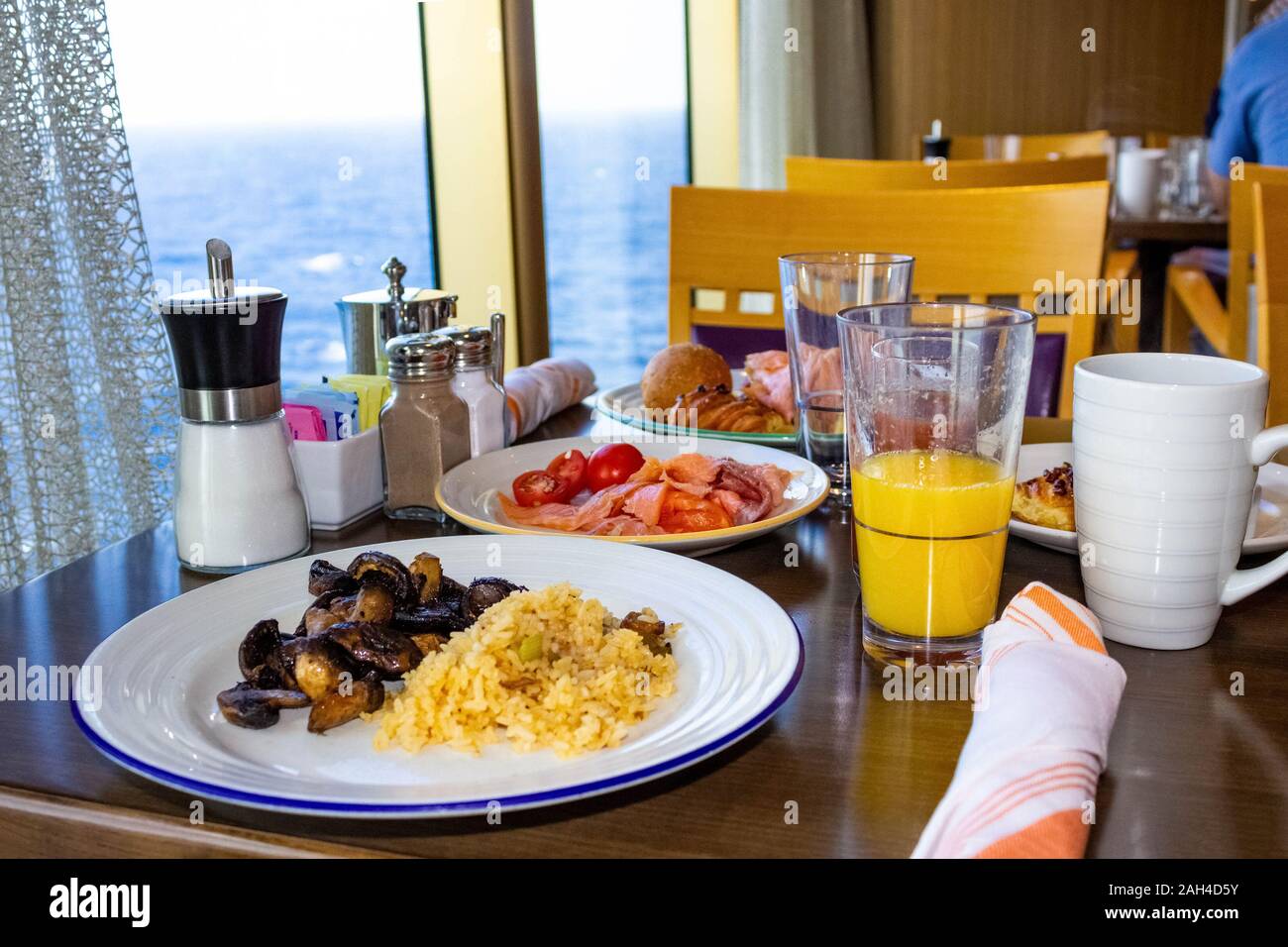 Buffet de salle à manger à bord du navire de croisière de luxe abstrait. Le petit déjeuner avec vue sur la mer Banque D'Images