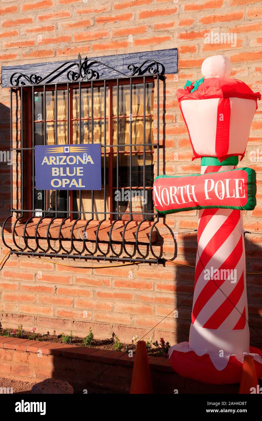 Décorations de Noël à l'extérieur de l'Arizona Bleu Opal store dans Tubac, Arizona Banque D'Images