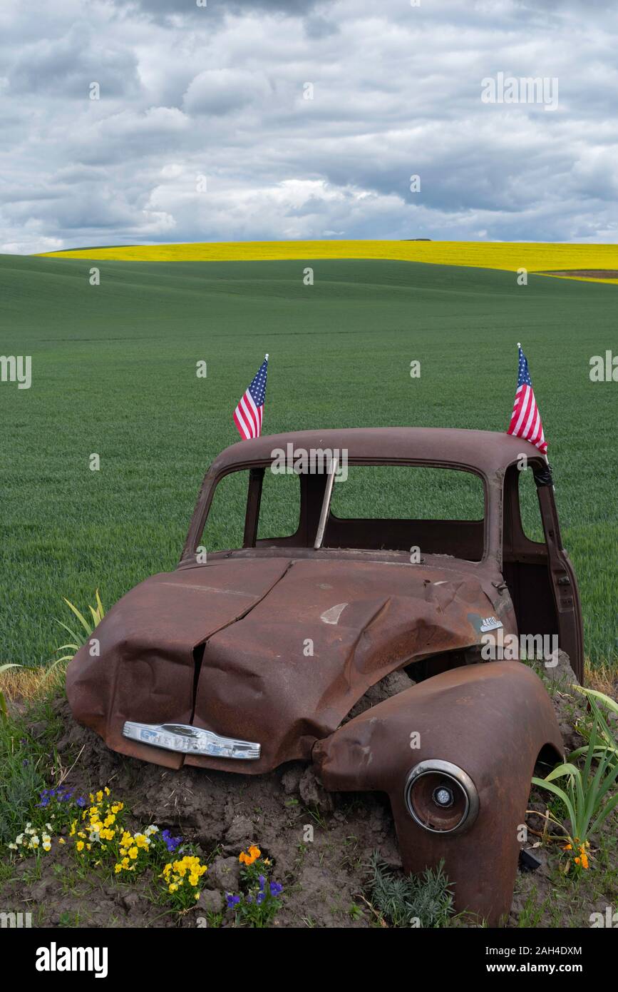 Camion Chevrolet avec drapeaux, Palouse, Washington Banque D'Images