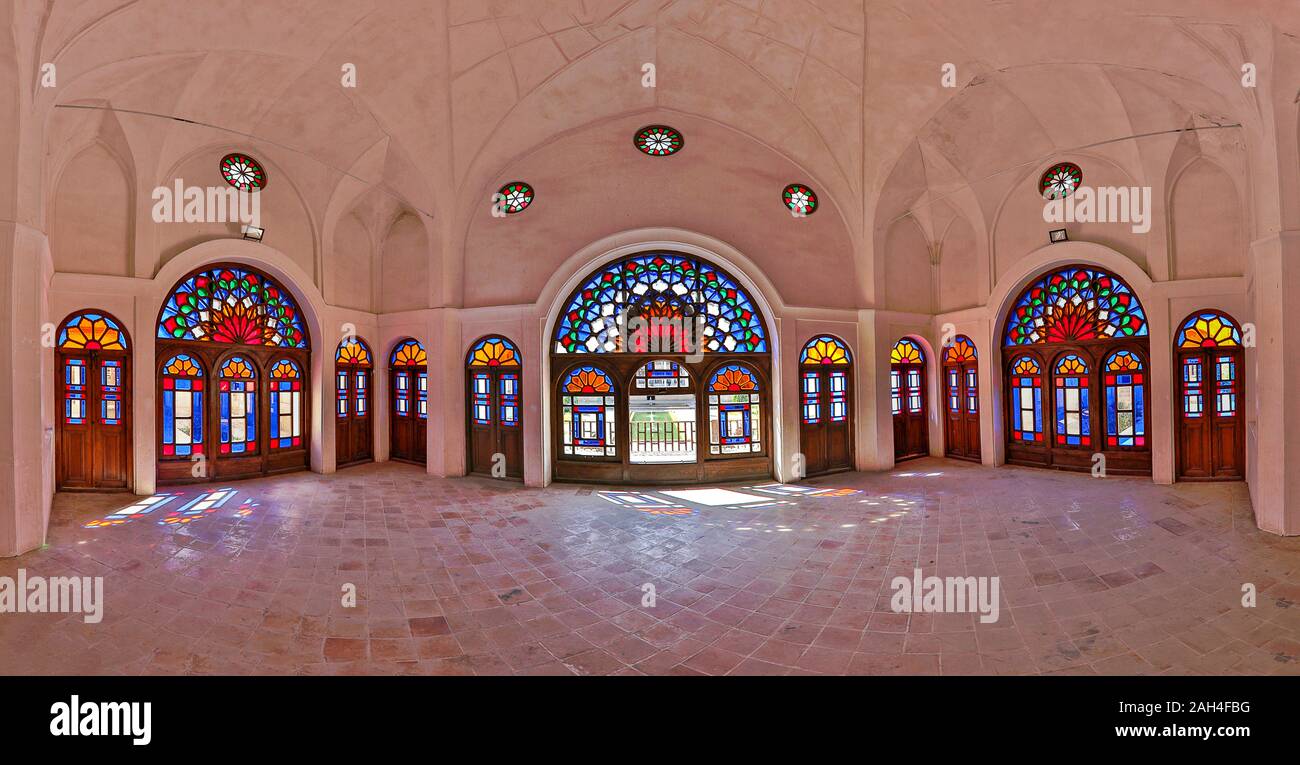 Cinq prix de porte dans la chambre iranienne traditionnelle connue sous le nom de Maison Tabatabei, à Kashan, Iran Banque D'Images