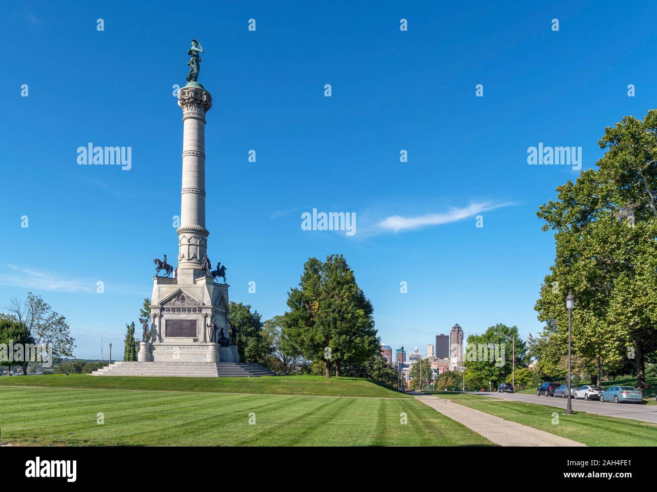 Vue en direction du centre-ville du Monument aux soldats et marins, Des Moines, Iowa, USA. Banque D'Images