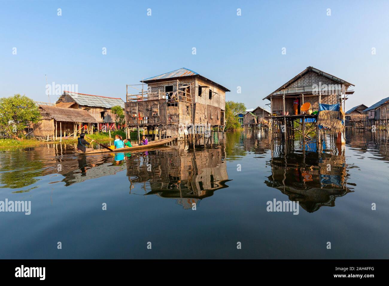Des maisons sur pilotis dans le village flottant, au Lac Inle, Myanmar Banque D'Images