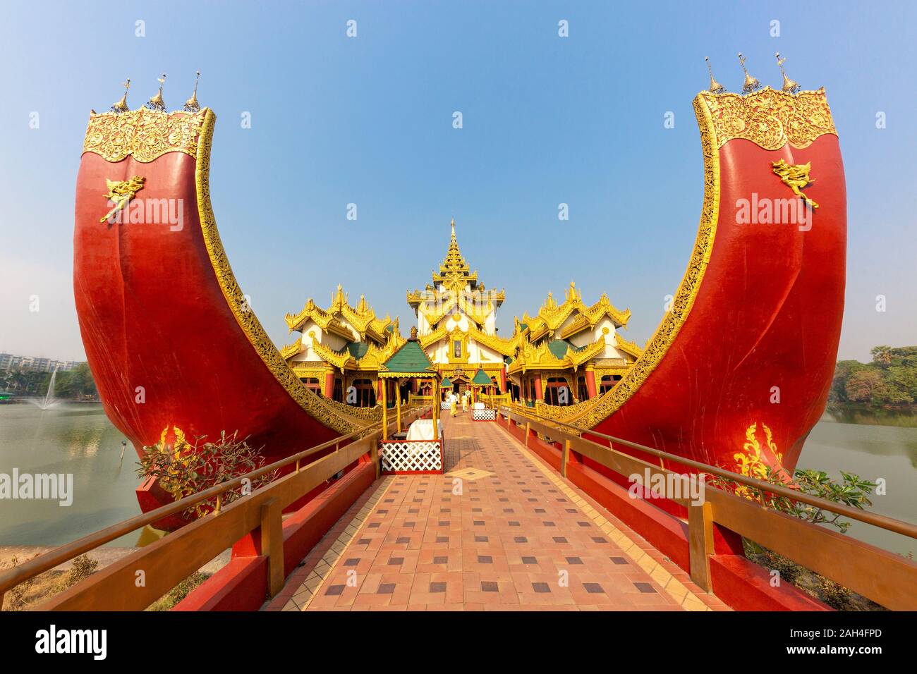 Palais Karaweik en Royal Kandawgyi Lake, Yangon, Myanmar Banque D'Images