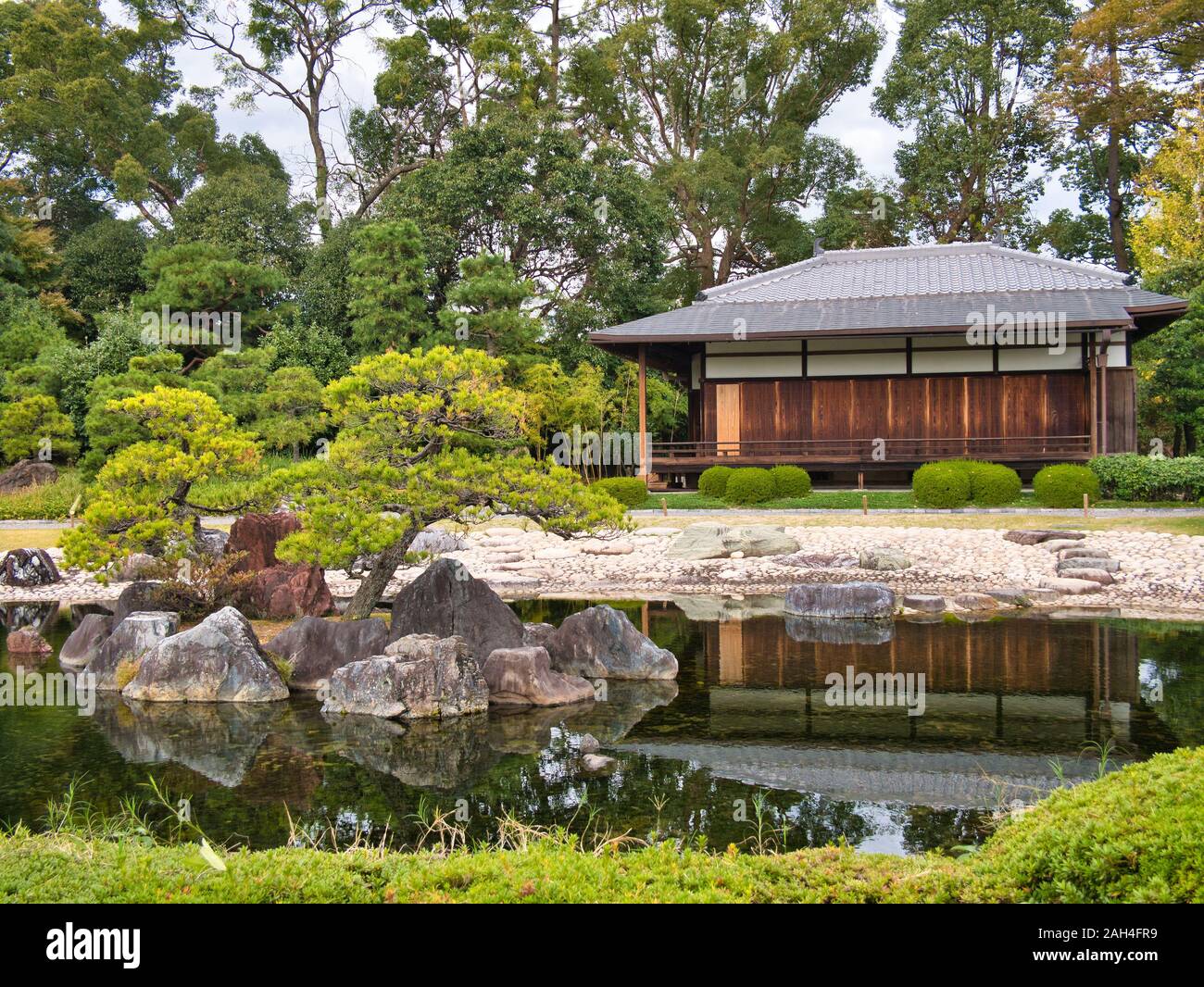Une maison traditionnelle japonaise et un petit lac, avec jardin bien entretenu et les petits arbres Banque D'Images