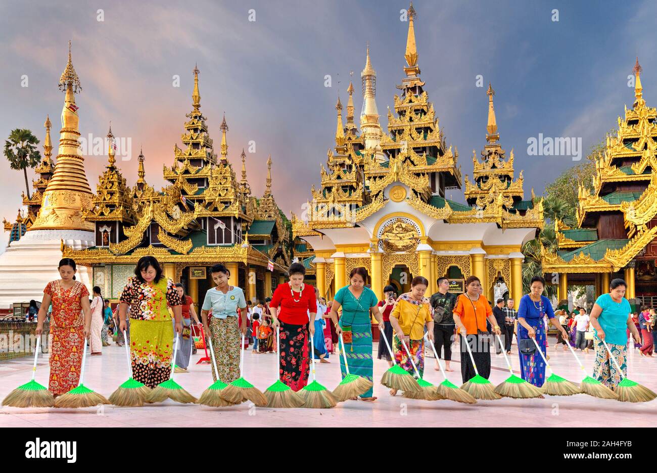 Les femmes balayent la en marbre de la pagode Shwedagon à Yangon, Myanmar Banque D'Images