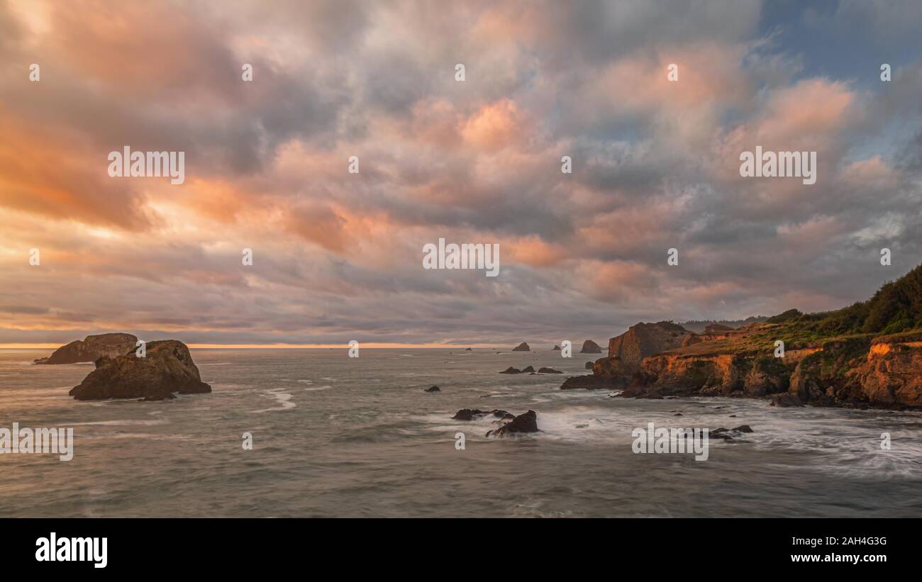 Coucher du soleil à une belle plage de la Californie du Nord Banque D'Images