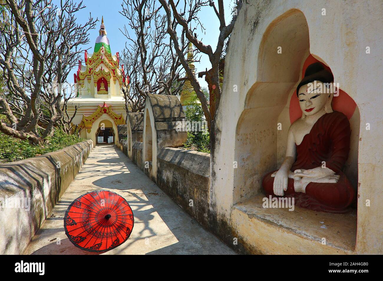 Statue de Bouddha stupa doré avec en arrière-plan, à Mandalay, Myanmar Banque D'Images