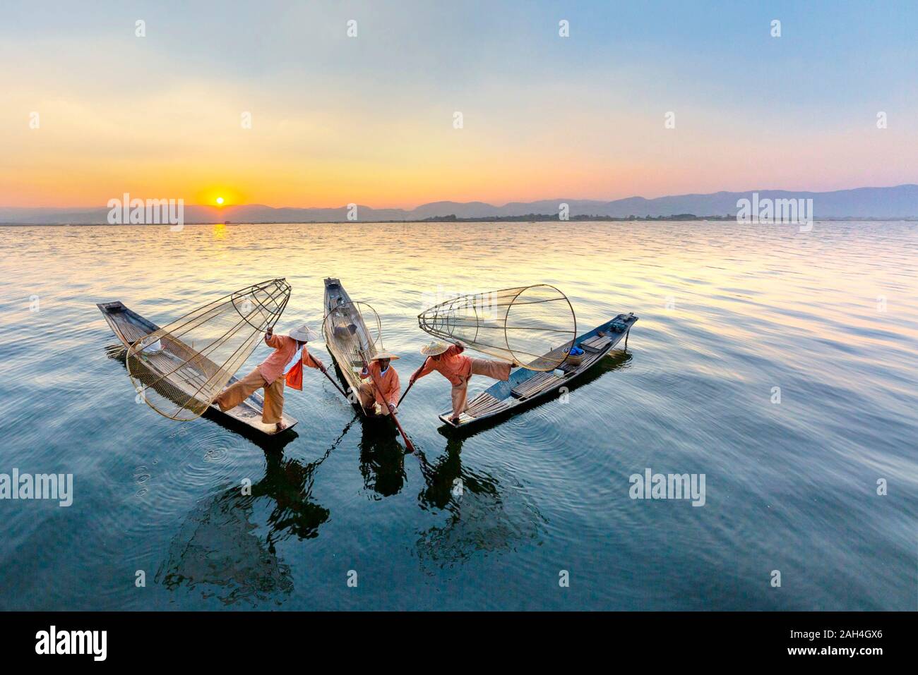 Les pêcheurs dans le lac Inle connu aussi sous le nom de Myanmar, les rameurs de la jambe Banque D'Images