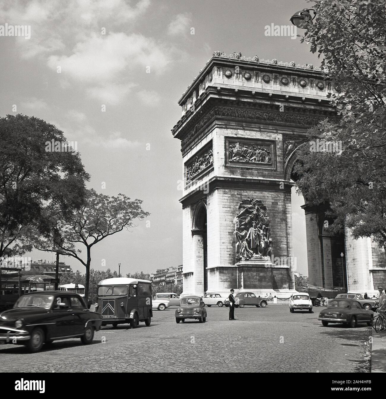 Années 1950, français, historique des voitures de l'époque allait passer le célèbre Arc de Triomphe monument à Paris, France. Banque D'Images