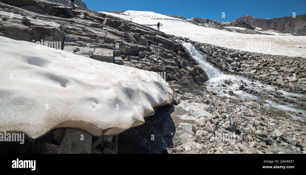 Cascade et la fonte des glaces sur le glacier de Hintertux, Autriche Banque D'Images