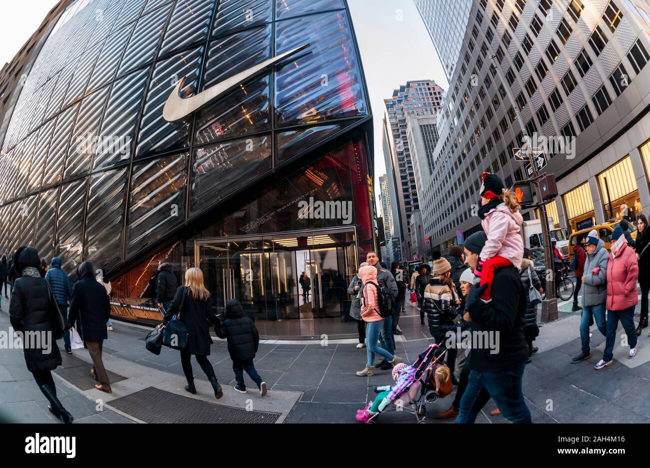 Les acheteurs et visiteurs à l'extérieur des Nike "Maison de l'Innovation"  flagship sur la cinquième avenue à New York, le Jeudi, Décembre 19, 2019.  Nike est prévu pour la publication de son