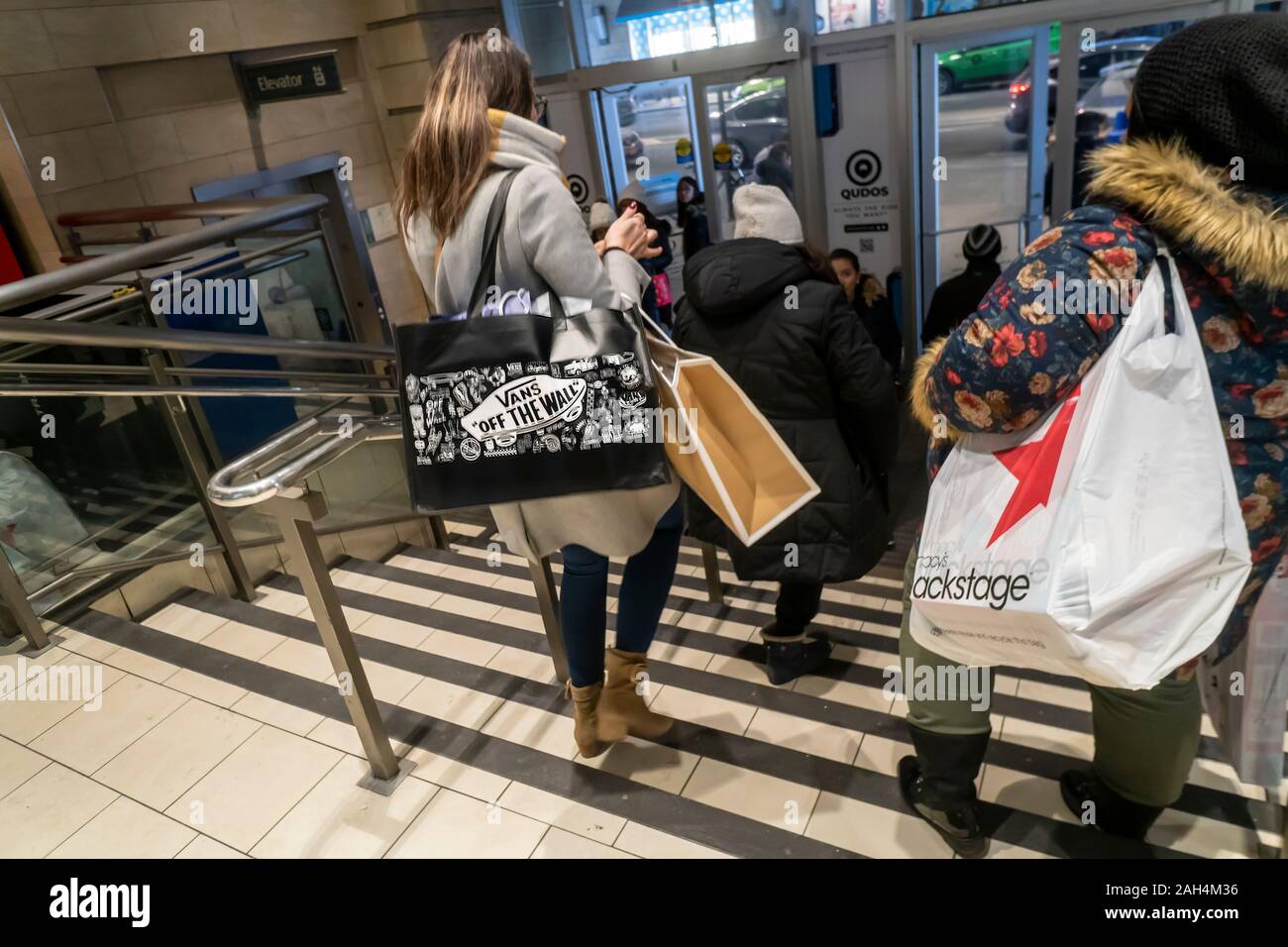 La foule des acheteurs de dernière minute dans le Queens Center Mall dans le borough du Queens à New York sur la soi-disant super samedi. le samedi avant Noël, le 21 décembre 2019. Les analystes prédisent détail Super Samedi, qui s'appelle également la panique Samedi, les ventes de surpasser le vendredi noir avec plus de 147,8 millions de personnes shopping. (© Richard B. Levine) Banque D'Images