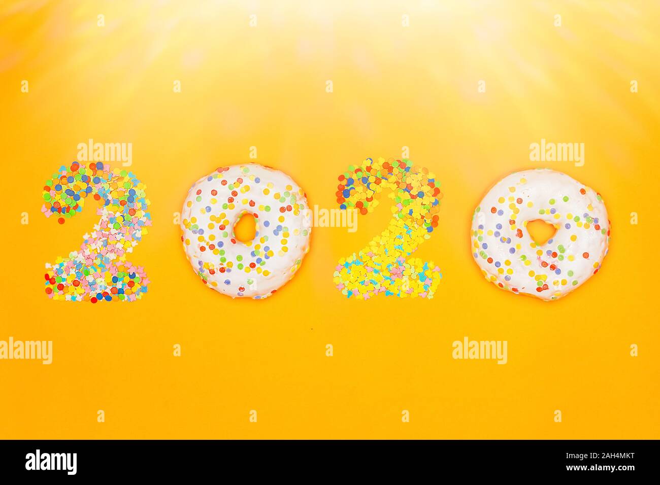 Bonne Année 2020 faite de beignets et de pâtisseries topping au soleil Banque D'Images