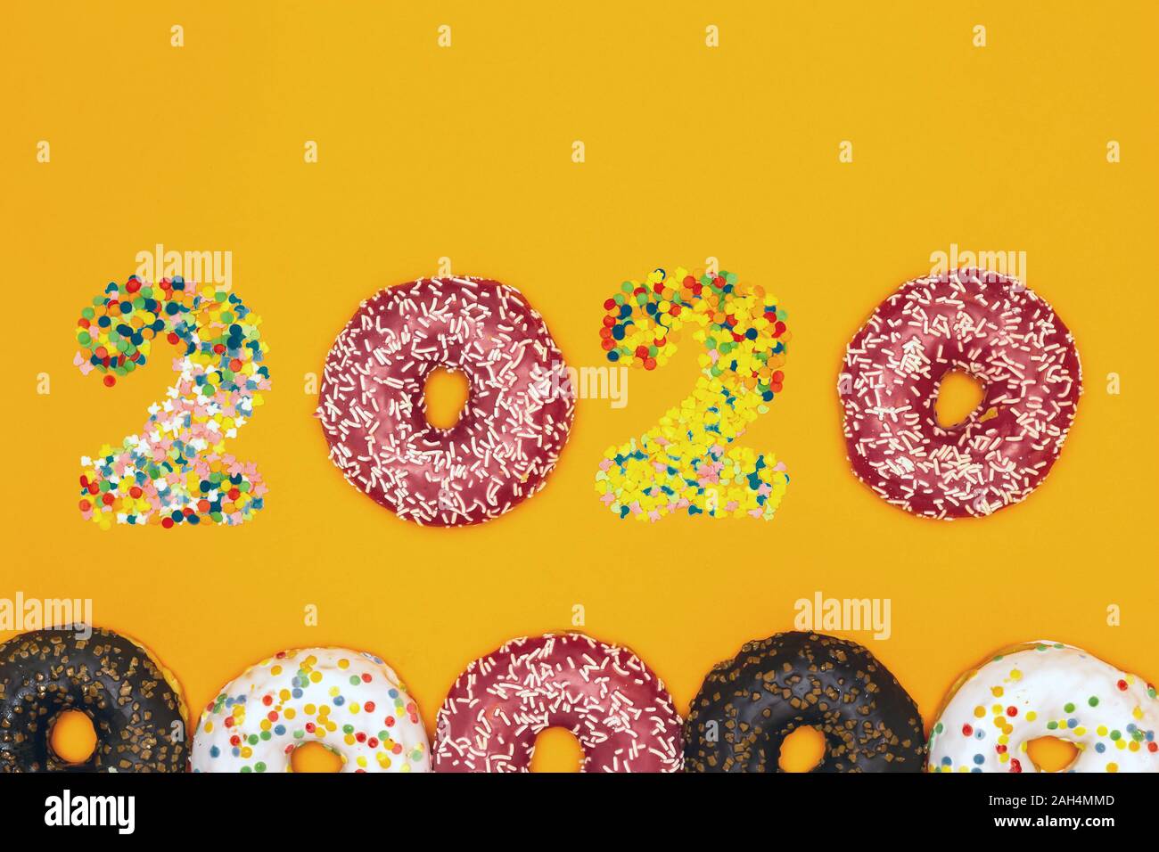 Bonne Année 2020 faite de donuts et de pâtisserie garniture. Copy space Banque D'Images