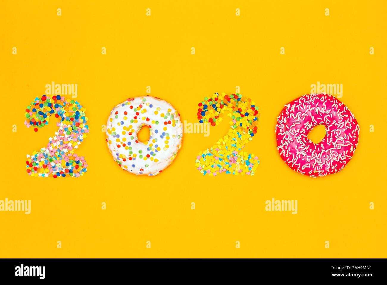 Concept alimentaire 2020 faites de donuts et saupoudre de confiserie Banque D'Images