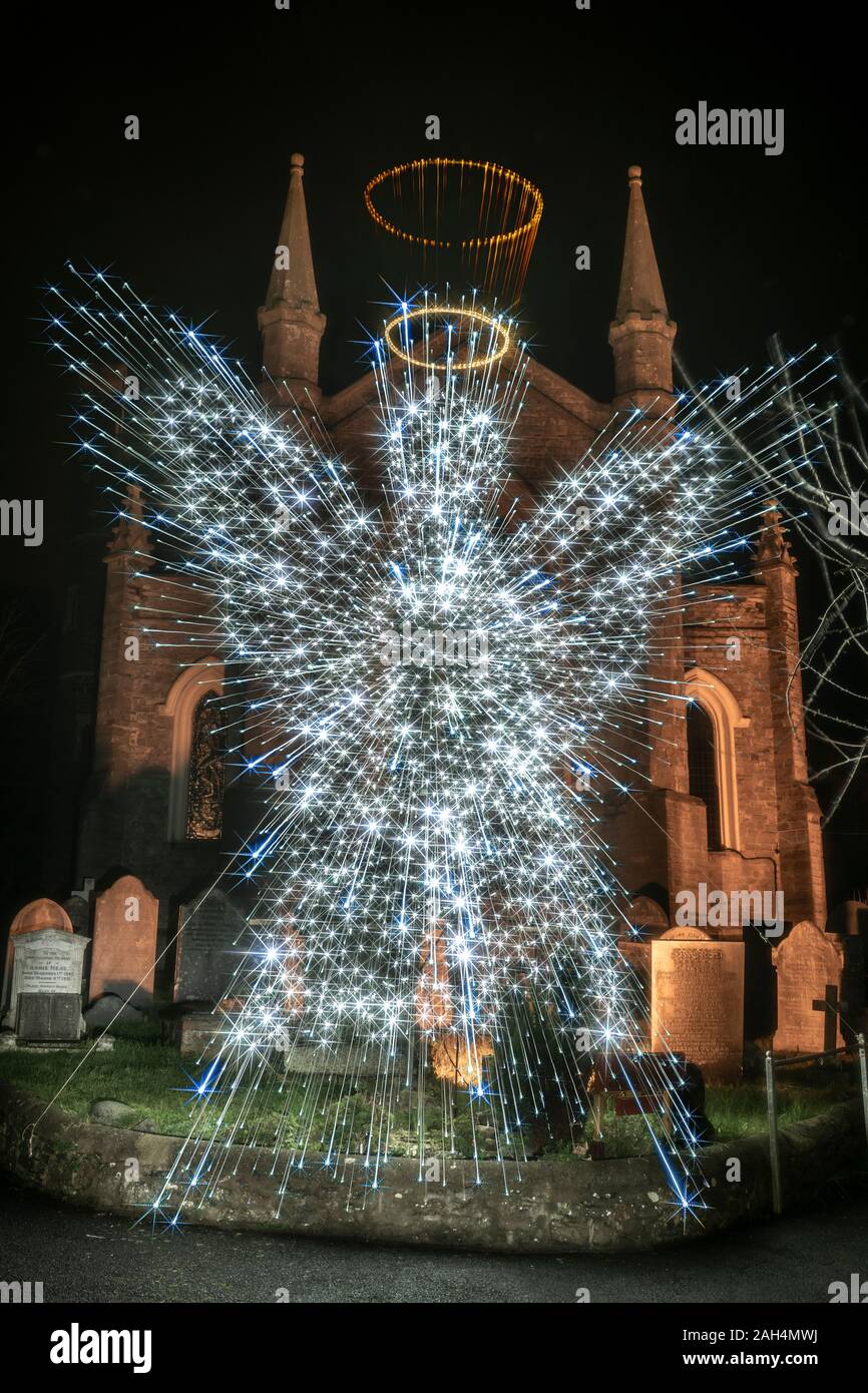 Appledore, North Devon, Angleterre. Mardi 24 décembre 2019. Météo britannique. Lors d'une froide et breezy la veille de Noël dans le Nord du Devon, l'Ange de Noël illumine la nuit à l'église St Mary dans le village côtier de Appledore, Terry Mathews/Alamy Live News. Banque D'Images