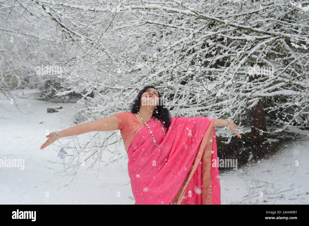 Habillé traditionnellement confiance femme indienne bénéficiant de neige Banque D'Images