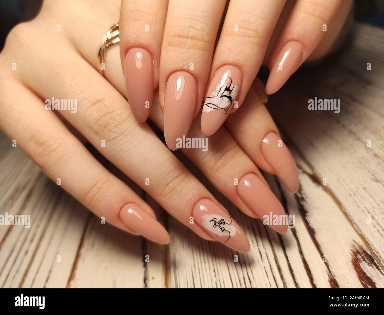 Modèle D ongles En Gel Décorés Gel Noël Nail Design Manucure main femme,Peinture,feuilles pétillant  Bonhomme Mignon décoré de cristal vert foncé brillant et l'étoile jaune  comme christm Photo Stock - Alamy