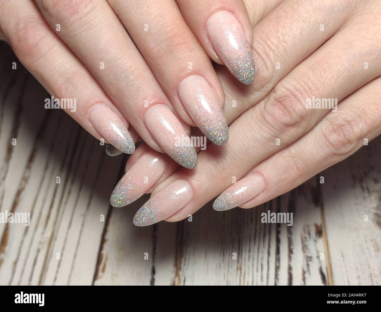 Rayé gris design sur ongles main de femme sur close up 2019 Banque D'Images