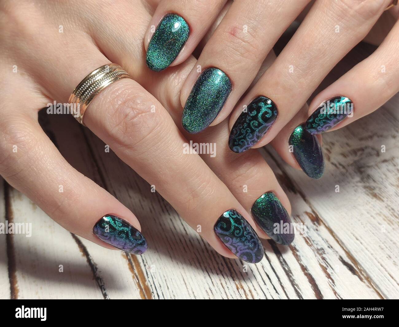 Gel Noël Nail Design Manucure main femme,Peinture,feuilles pétillant  Bonhomme Mignon décoré de cristal vert foncé brillant et l'étoile jaune  comme christm Photo Stock - Alamy