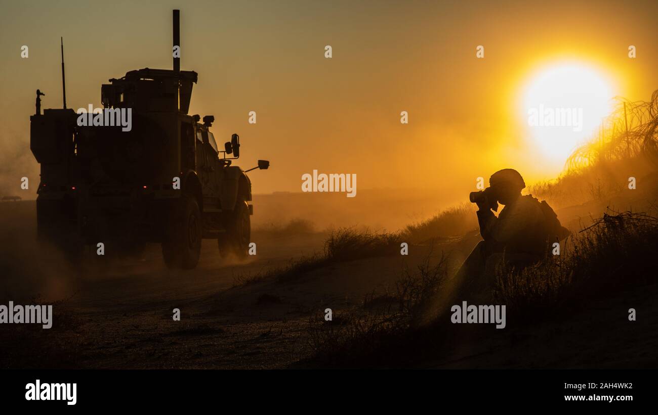 Un U.S. Marine affecté à l'objectif spécial air-sol marin - Groupe de travail - Intervention en cas de crise Central Command (SPMAGTF-CR-CC) 19.2, les photos une mine les embuscades sur les véhicules protégés (M-ATV) pendant un cours de conduite de véhicule tactique au Koweït, 21 Décembre, 2019. Le SPMAGTF-CR-CC est une force de réaction rapide, prêt à déployer une gamme de possibilités dans la région. (U.S. Marine Corps photo par le Sgt. Kyle C. Talbot Banque D'Images