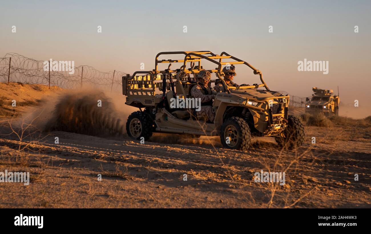 Les Marines américains avec 2e Bataillon, 7e Marines, affecté à l'objectif spécial air-sol marin - Groupe de travail - Intervention en cas de crise Central Command (SPMAGTF-CR-CC) 19.2, conduire un véhicule utilitaire (UTV) Tâche lors d'un cours de conduite de véhicule tactique au Koweït, 21 Décembre, 2019. Le SPMAGTF-CR-CC est une force de réaction rapide, prêt à déployer une gamme de possibilités dans la région. (U.S. Marine Corps photo par le Sgt. Kyle C. Talbot) Banque D'Images