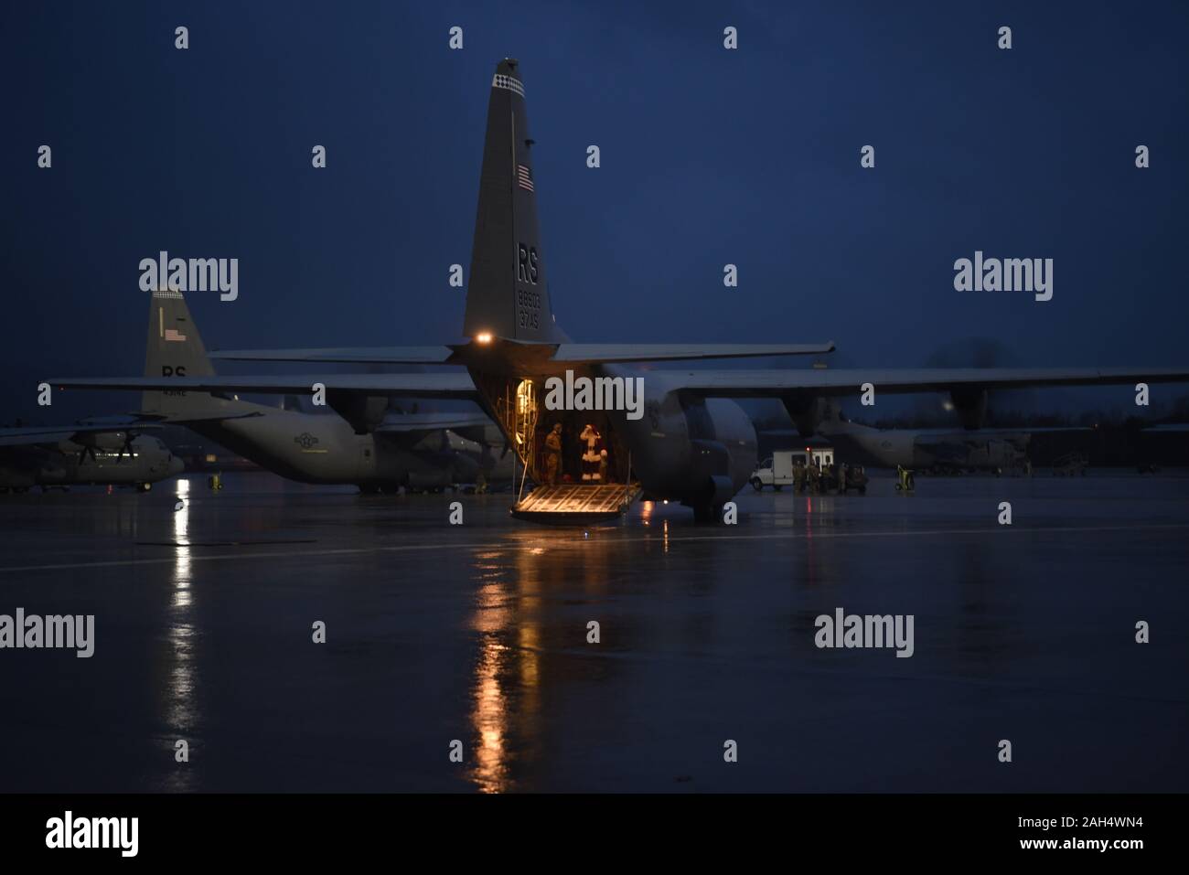 Santa arrive via un C-130J Hercules à l'Rudolph the Red Nosed Herc événement à base aérienne de Ramstein, en Allemagne, le 20 décembre 2019. La 86e Escadre de transport aérien a accueilli la quatrième édition annuelle de la maison de vacances cas pour les aviateurs et leurs familles. (U.S. Air Force photo de Tech. Le Sgt. Jocelyn A. Ford) Banque D'Images