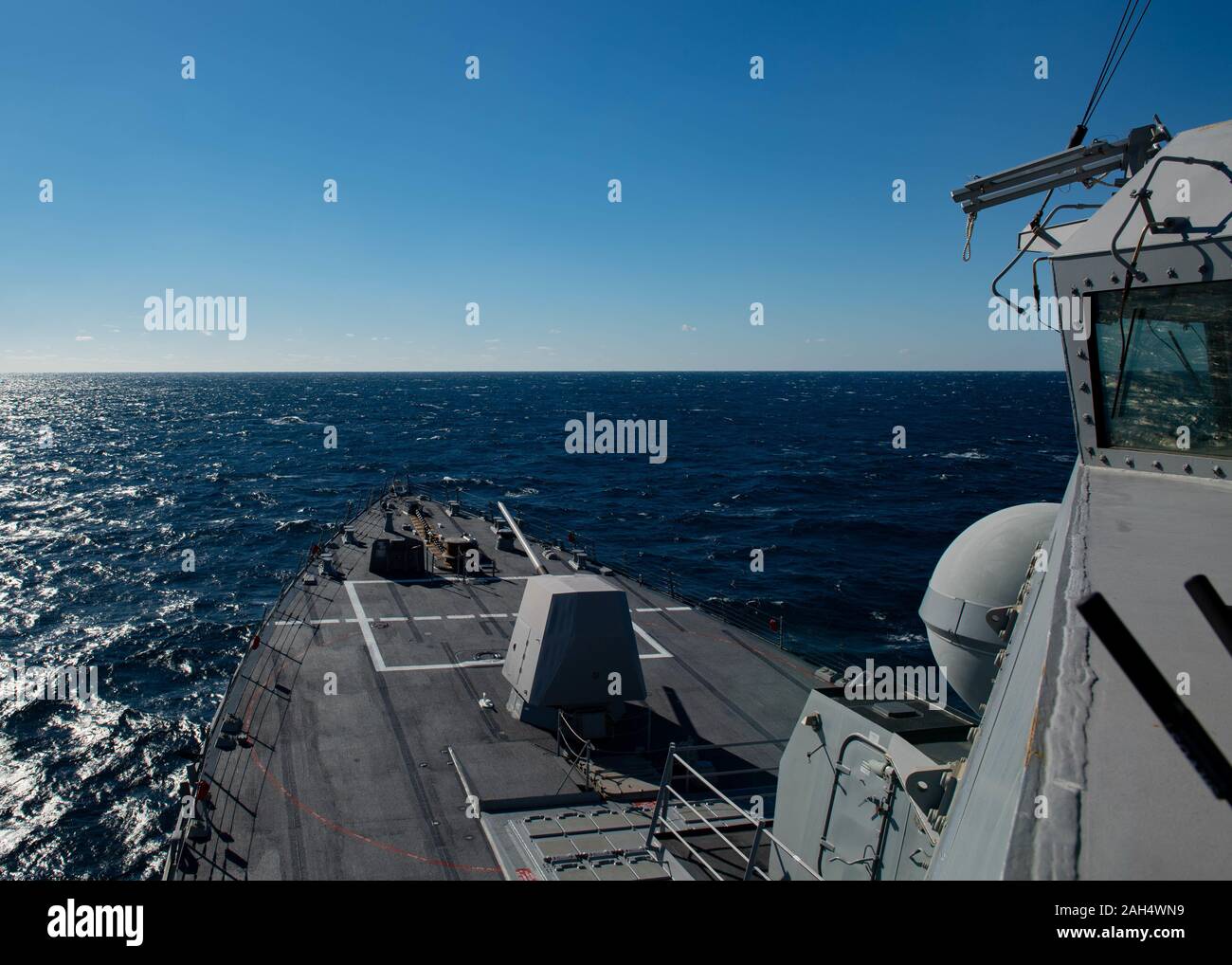 191218-N-RL695-3003 GOLFE DU MEXIQUE (18 décembre 2019) La classe Arleigh Burke destroyer lance-missiles USS Thomas Hudner (DDG 116) transits dans le golfe du Mexique au cours des opérations de routine. Thomas Hudner est homeported à Naval Station Mayport. (U.S. Photo par marine Spécialiste de la communication de masse de la classe 3ème Marianne Guemo/libérés) Banque D'Images