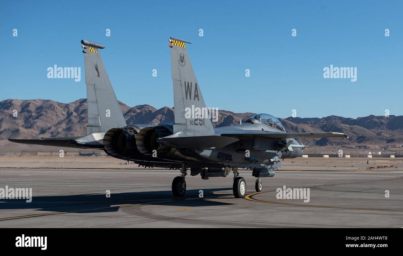 Un F-15E Strike Eagle fighter jet affecté à la 17e Escadron d'armes (WPS) Les taxis sur la ligne de vol à la base aérienne de Nellis (Nevada), le 19 décembre 2019. La 17e WPS a participé à un exercice d'échange d'équipage rapide où les équipages, l'entretien et les combustibles formés pour lancer et récupérer les jets dans un tiers du temps normal d'augmenter le temps de vol pour les pilotes. (U.S. Air Force photo par un membre de la 1re classe Dwane R. Young) Banque D'Images