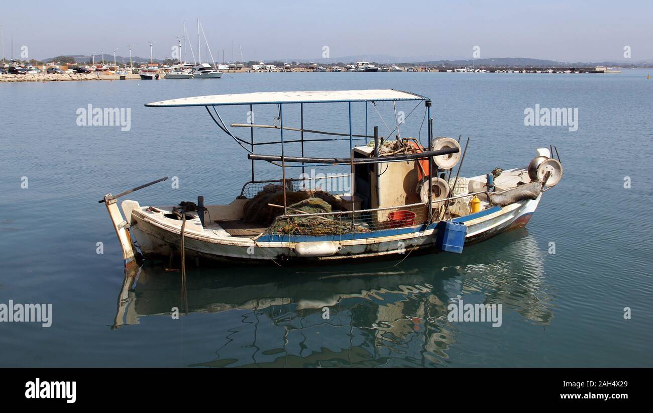 Vieux bateau de pêche rustique à l'ancre au large de la côte Banque D'Images