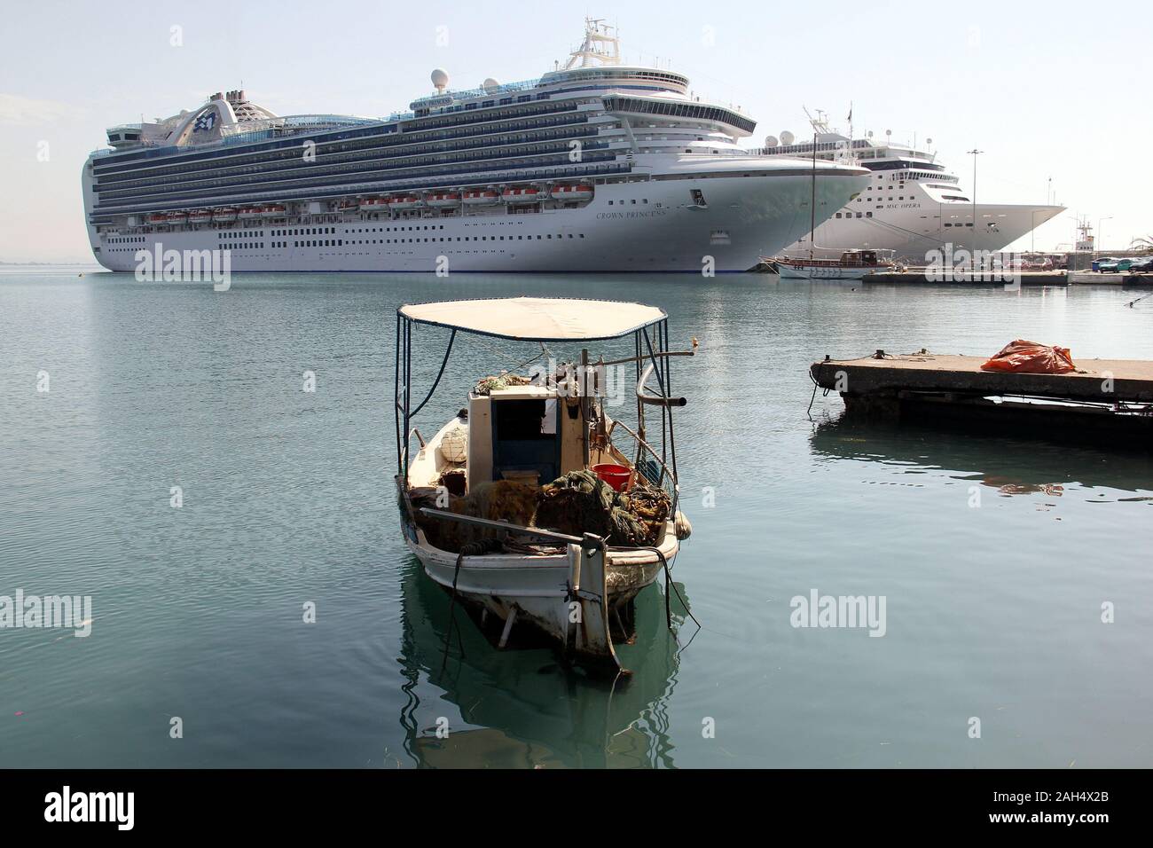 Les navires de croisière et un vieux bateau de pêche rustique au port Banque D'Images