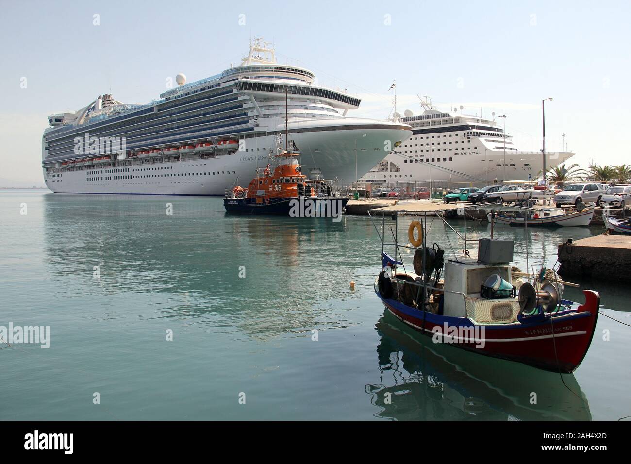 Les navires de croisière et un vieux bateau de pêche rustique au port Banque D'Images
