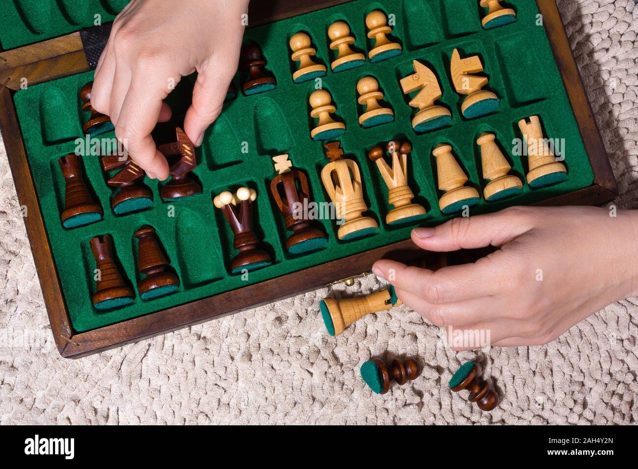 Mains de femme mettant la pièces des échecs dans la case Banque D'Images