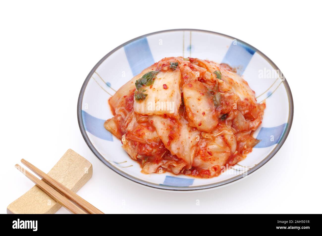 Avec du riz blanc cuit coréen kimchi sur fond blanc Banque D'Images