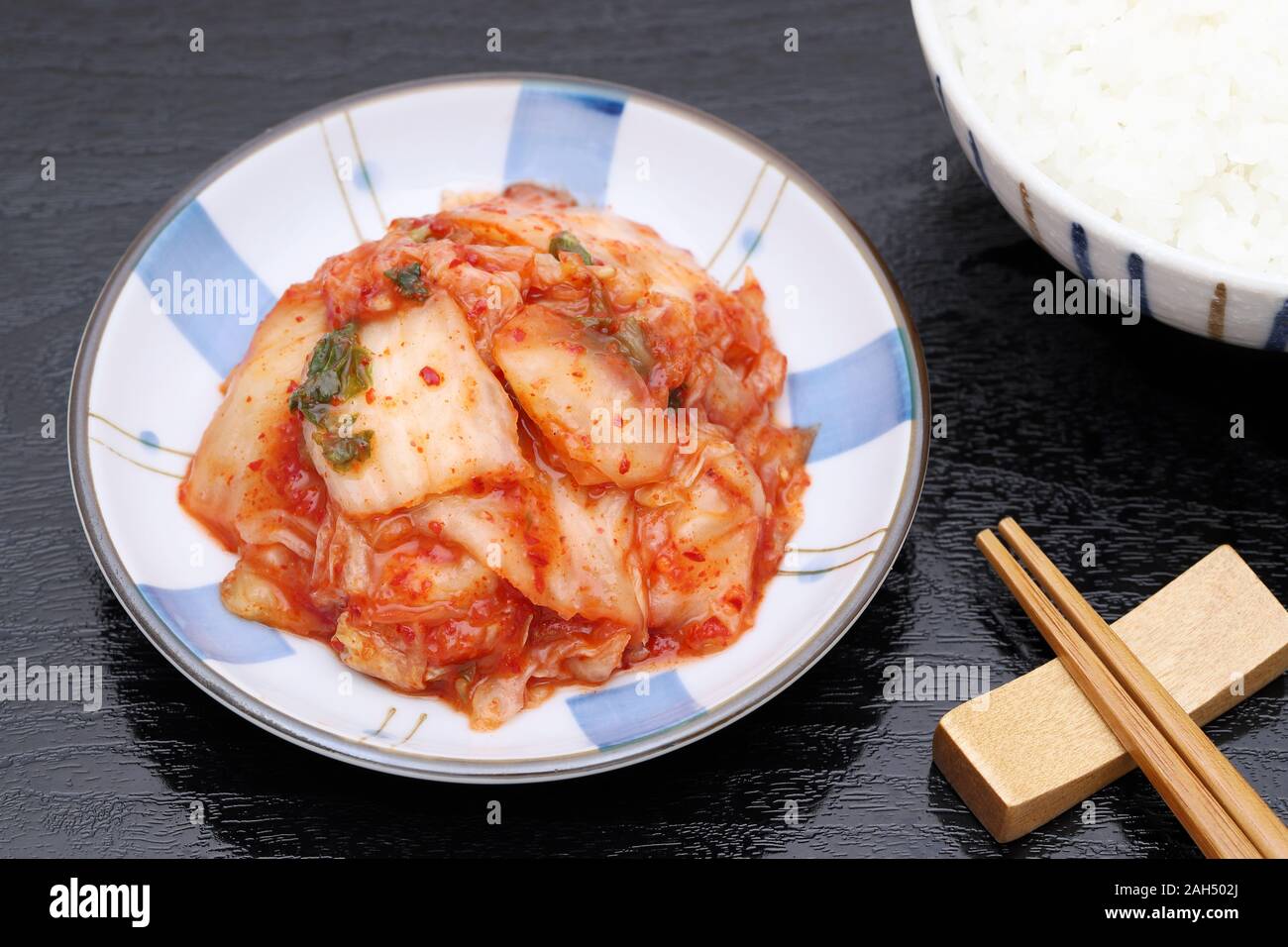 Le kimchi, la nourriture coréenne close up sur fond noir Banque D'Images