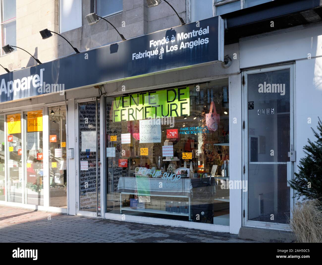 American Apparel store sur la rue St-Denis avec vente de liquidation finale avant la fermeture, Décembre 2019 Banque D'Images