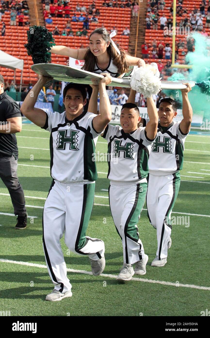 Honolulu, Hawaii, USA. Le 24 décembre, 2019. 24 décembre 2019 - L'Hawaii cheerleaders mener l'équipe sur le terrain avant un match à la SoFi Hawaii Bowl entre les Cougars de Brigham Young et de l'Indiana Rainbow Warriors au shérif Stan Center à Honolulu, HI - Michael Sullivan/CSM. Credit : Cal Sport Media/Alamy Live News Banque D'Images