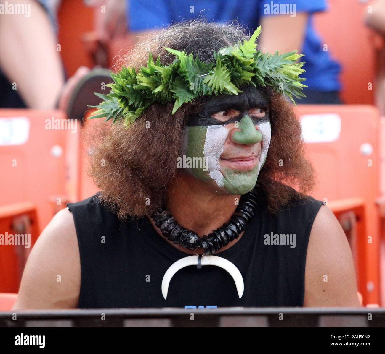 Honolulu, Hawaii, USA. Le 24 décembre, 2019. 24 décembre 2019 - Un ventilateur Hawaii dans la peinture pour le visage au cours d'une partie à la SoFi Hawaii Bowl entre les Cougars de Brigham Young et de l'Indiana Rainbow Warriors au shérif Stan Center à Honolulu, HI - Michael Sullivan/CSM. Credit : Cal Sport Media/Alamy Live News Banque D'Images