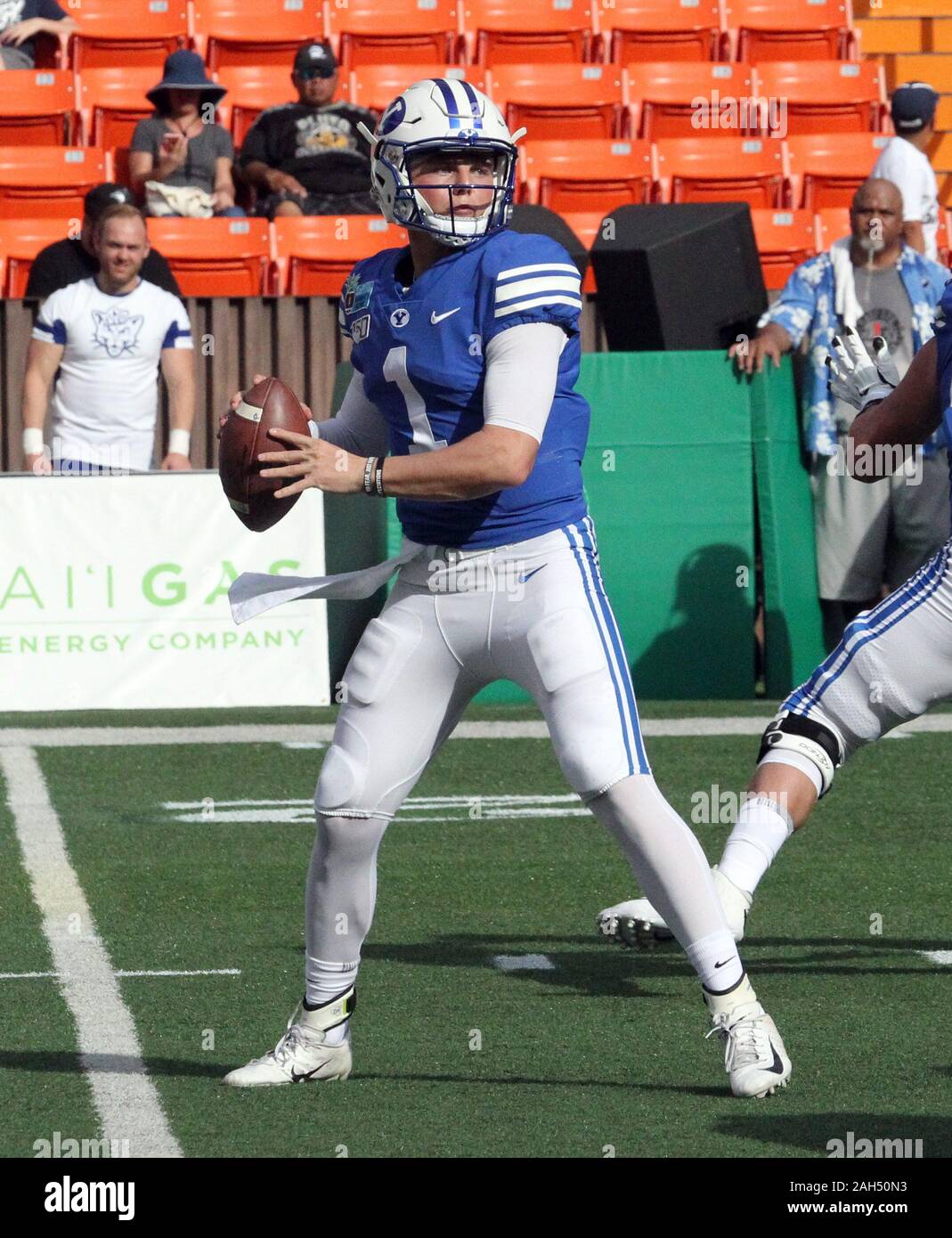 Honolulu, Hawaii, USA. Le 24 décembre, 2019. 24 décembre 2019 - le quart-arrière des Cougars Brigham Young Zach Wilson (1) a l'air d'adopter au cours d'une partie à la SoFi Hawaii Bowl entre les Cougars de Brigham Young et de l'Indiana Rainbow Warriors au shérif Stan Center à Honolulu, HI - Michael Sullivan/CSM. Credit : Cal Sport Media/Alamy Live News Banque D'Images
