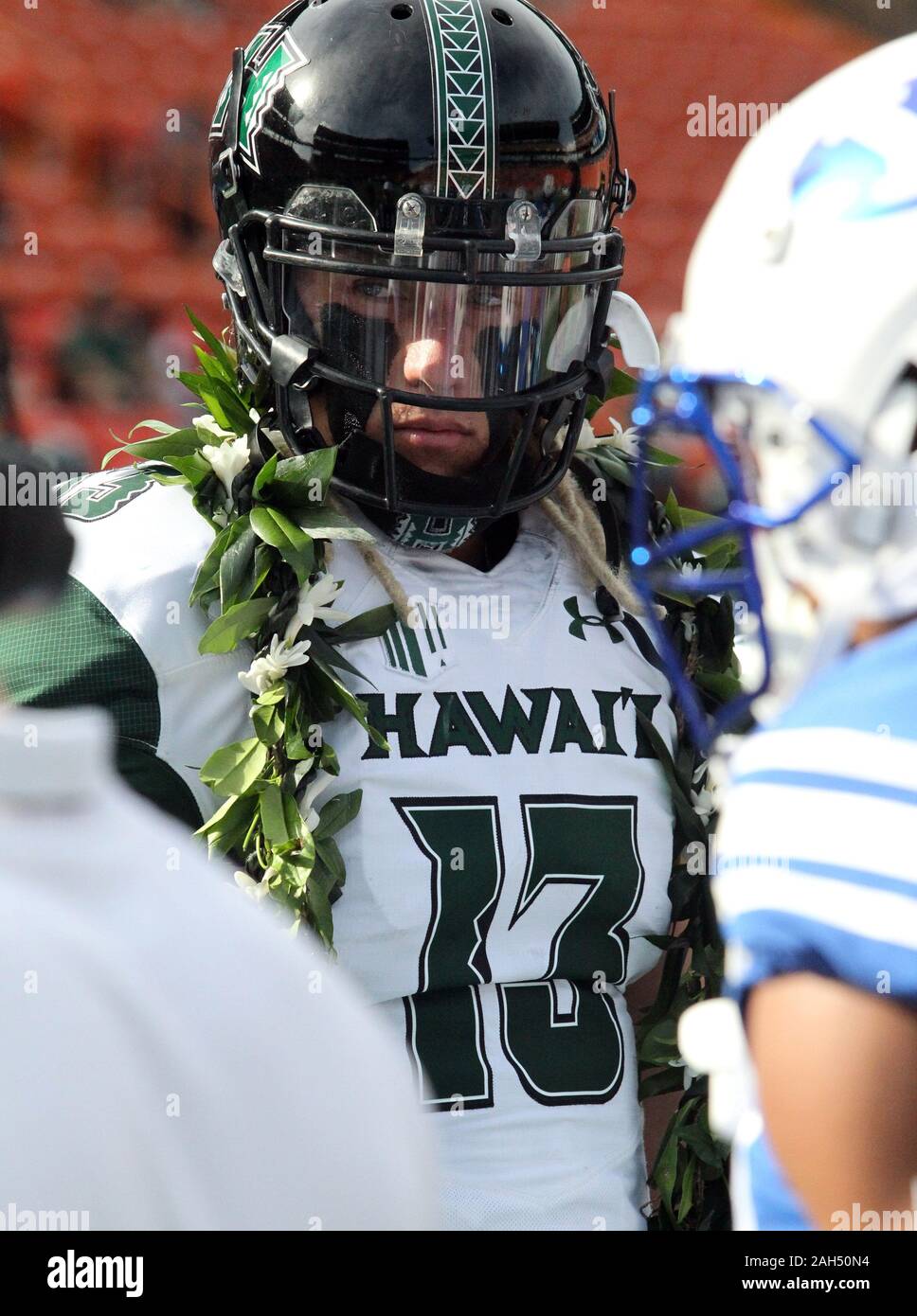 Honolulu, Hawaii, USA. Le 24 décembre, 2019. 24 décembre 2019 - Hawaii Rainbow Warriors quarterback Cole McDonald (13) à la pile ou face avant d'un jeu à la SoFi Hawaii Bowl entre les Cougars de Brigham Young et de l'Indiana Rainbow Warriors au shérif Stan Center à Honolulu, HI - Michael Sullivan/CSM. Credit : Cal Sport Media/Alamy Live News Banque D'Images