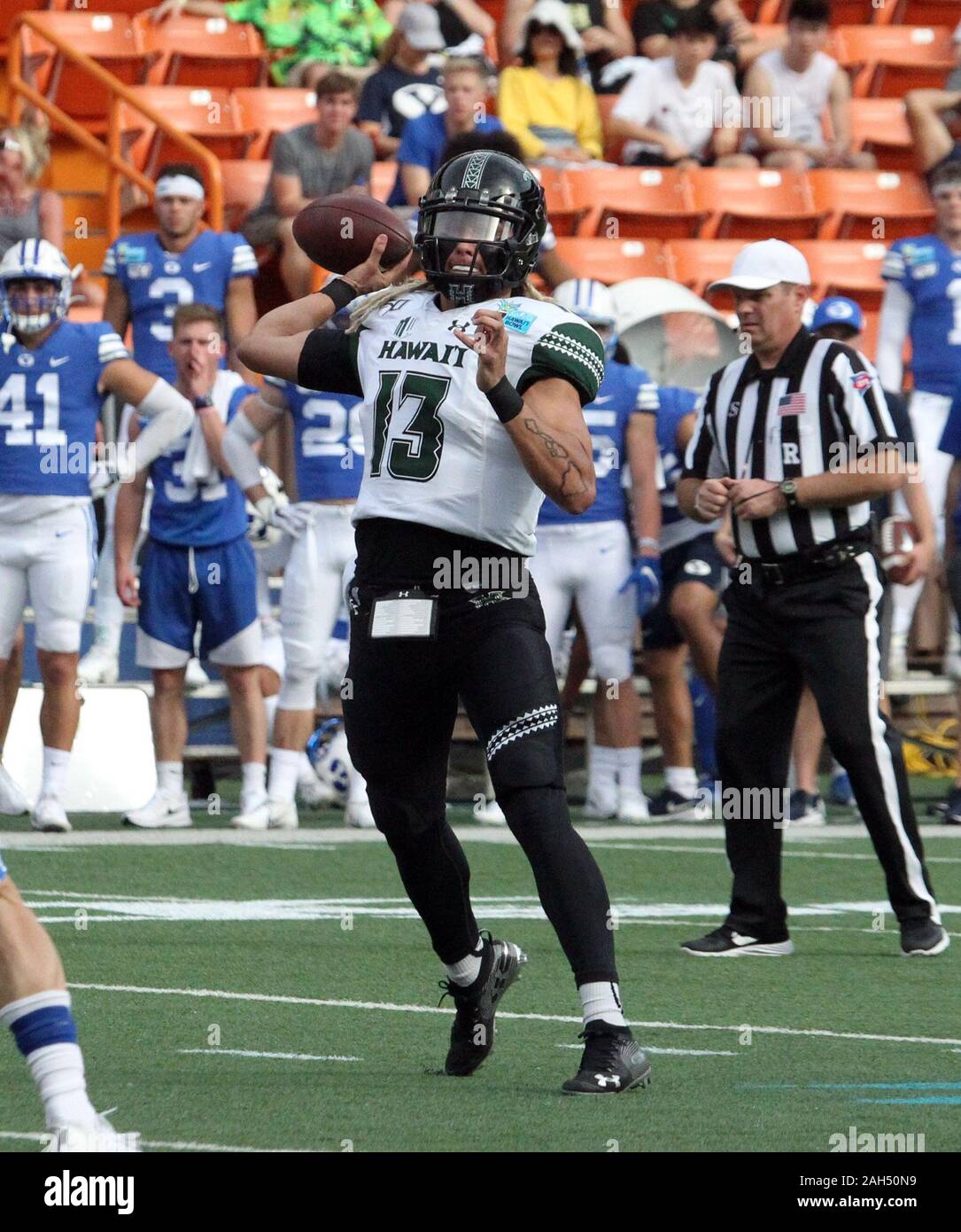 Honolulu, Hawaii, USA. Le 24 décembre, 2019. 24 décembre 2019 - Hawaii Rainbow Warriors quarterback Cole McDonald (13) passe le ballon lors d'un match à la SoFi Hawaii Bowl entre les Cougars de Brigham Young et de l'Indiana Rainbow Warriors au shérif Stan Center à Honolulu, HI - Michael Sullivan/CSM. Credit : Cal Sport Media/Alamy Live News Banque D'Images