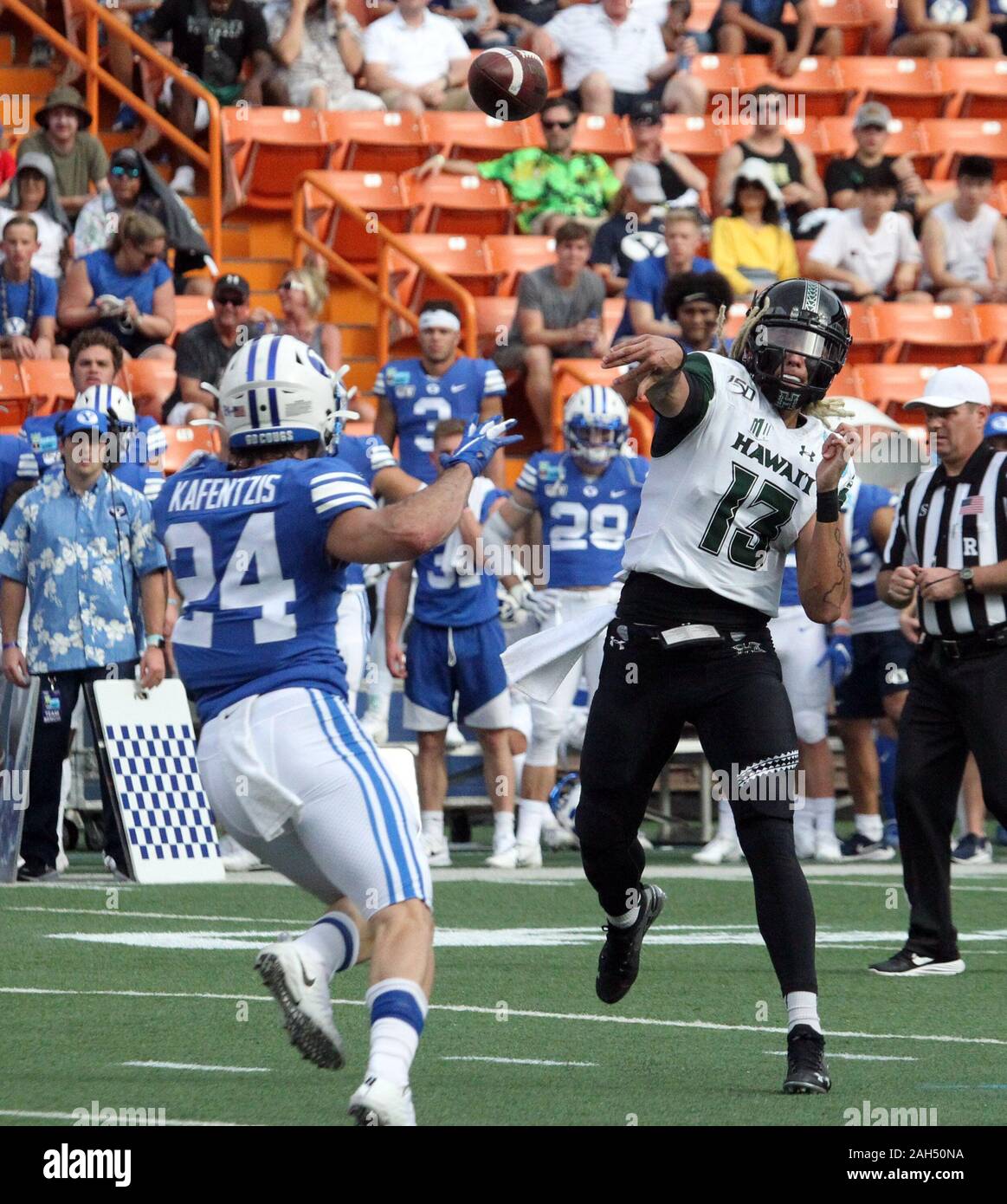 Honolulu, Hawaii, USA. Le 24 décembre, 2019. 24 décembre 2019 - Hawaii Rainbow Warriors quarterback Cole McDonald (13) passe le ballon lors d'un match à la SoFi Hawaii Bowl entre les Cougars de Brigham Young et de l'Indiana Rainbow Warriors au shérif Stan Center à Honolulu, HI - Michael Sullivan/CSM Crédit : Cal Sport Media/Alamy Live News Banque D'Images