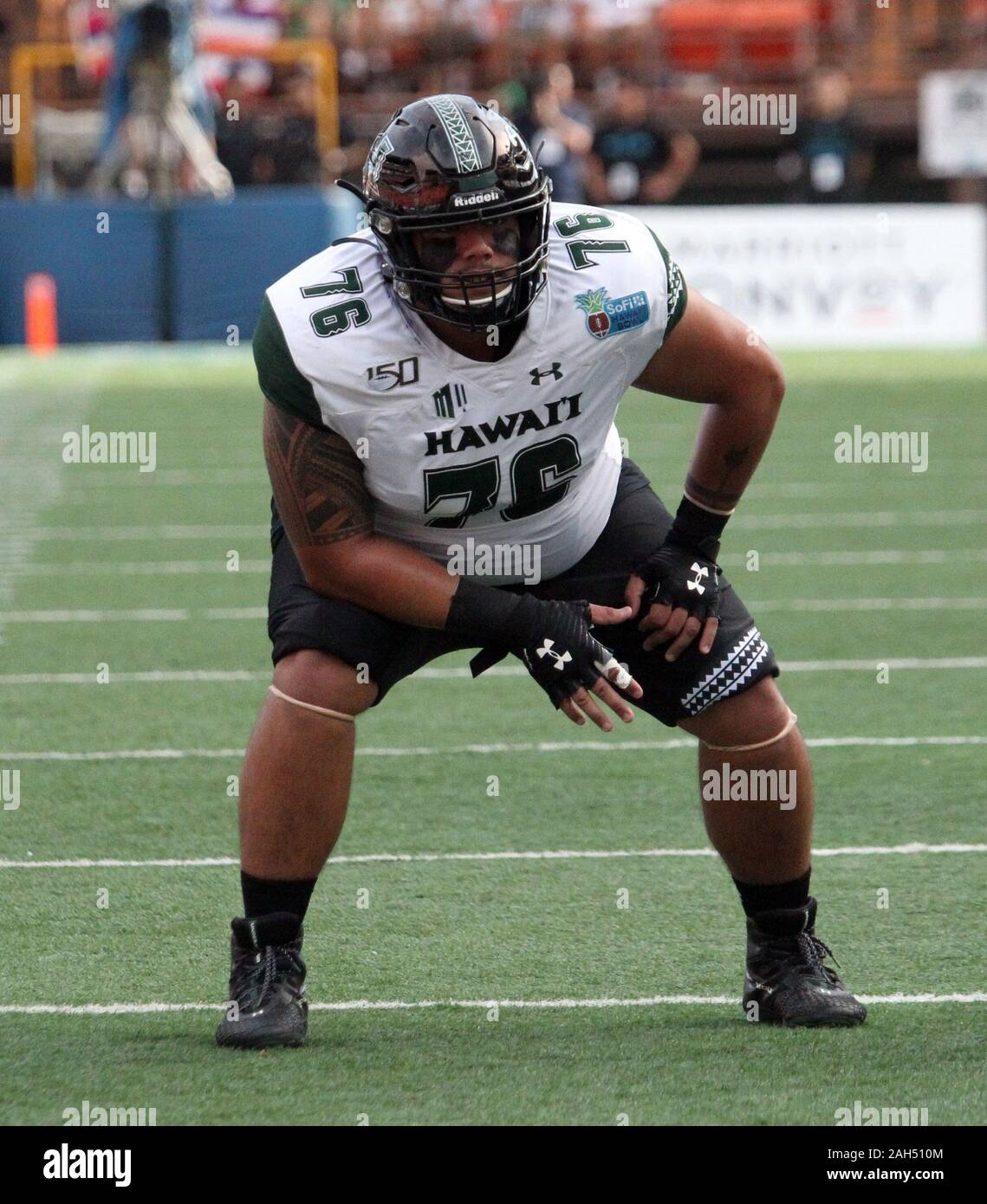 Honolulu, Hawaii, USA. Le 24 décembre, 2019. 24 décembre 2019 - Hawaii Rainbow Warriors offensive ligne Michael Eletise (76) au cours d'une partie à la SoFi Hawaii Bowl entre les Cougars de Brigham Young et de l'Indiana Rainbow Warriors au shérif Stan Center à Honolulu, HI - Michael Sullivan/CSM. Credit : Cal Sport Media/Alamy Live News Banque D'Images