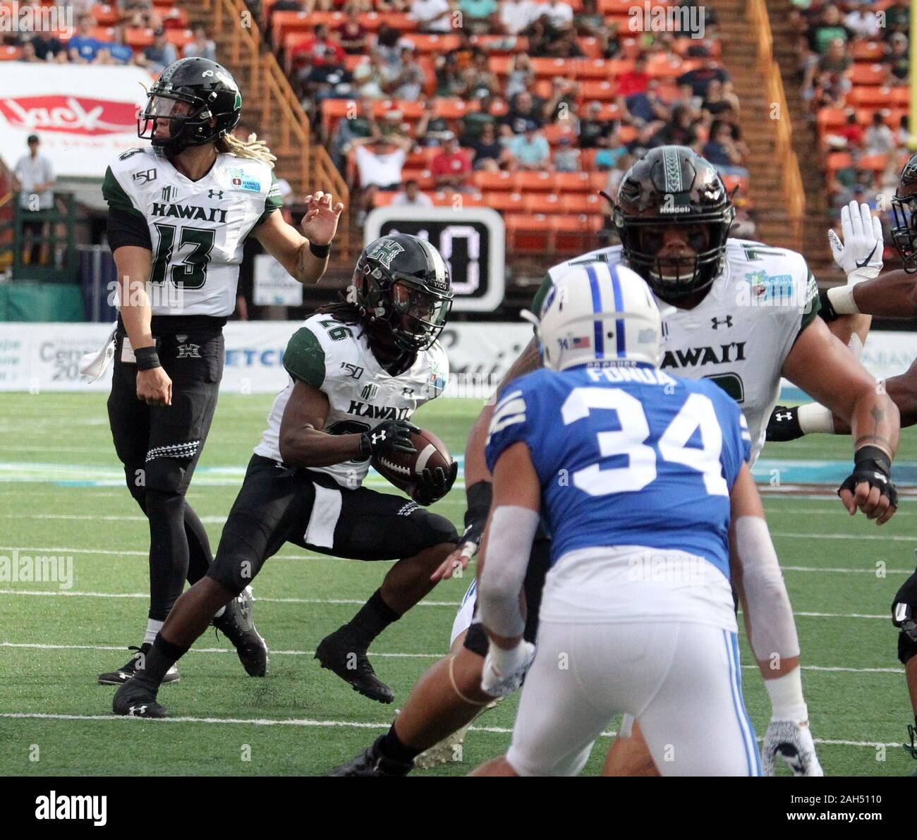 Honolulu, Hawaii, USA. Le 24 décembre, 2019. 24 décembre 2019 - Hawaii Rainbow Warriors Miles running back Reed (26) se précipite la balle lors d'un match à la SoFi Hawaii Bowl entre les Cougars de Brigham Young et de l'Indiana Rainbow Warriors au shérif Stan Center à Honolulu, HI - Michael Sullivan/CSM. Credit : Cal Sport Media/Alamy Live News Banque D'Images