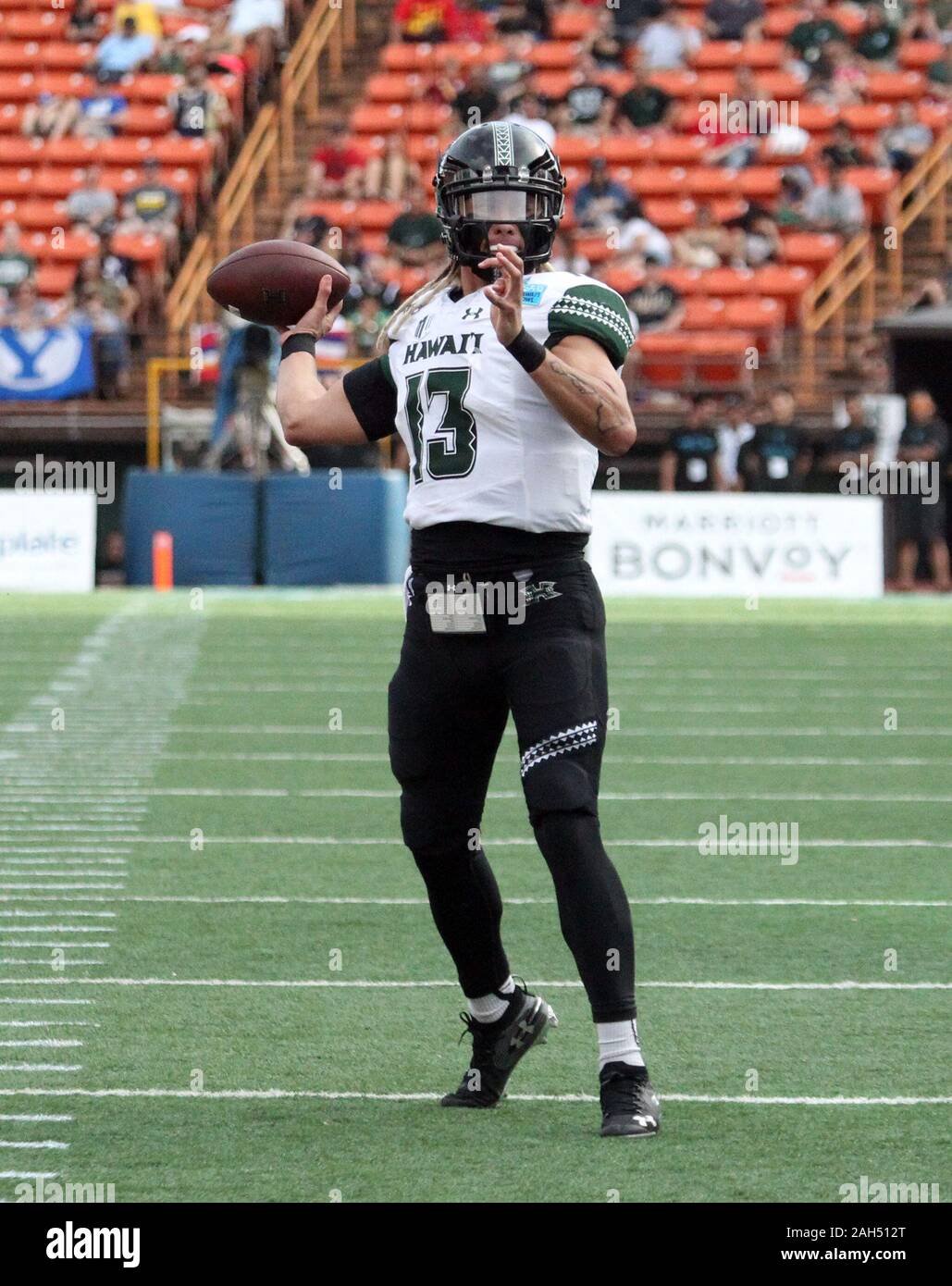 Honolulu, Hawaii, USA. Le 24 décembre, 2019. 24 décembre 2019 - Hawaii Rainbow Warriors quarterback Cole McDonald (13) lance une passe de touché pour ouvrir le score durant le premier trimestre au cours d'une partie à la SoFi Hawaii Bowl entre les Cougars de Brigham Young et de l'Indiana Rainbow Warriors au shérif Stan Center à Honolulu, HI - Michael Sullivan/CSM Crédit : Cal Sport Media/Alamy Live News Banque D'Images
