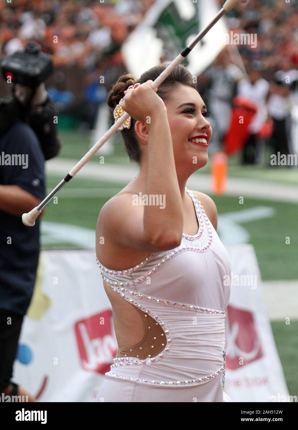 Honolulu, Hawaii, USA. Le 24 décembre, 2019. 24 décembre 2019 - Le Texas baton twirler pendant un match à la SoFi Hawaii Bowl entre les Cougars de Brigham Young et de l'Indiana Rainbow Warriors au shérif Stan Center à Honolulu, HI - Michael Sullivan/CSM. Credit : Cal Sport Media/Alamy Live News Banque D'Images