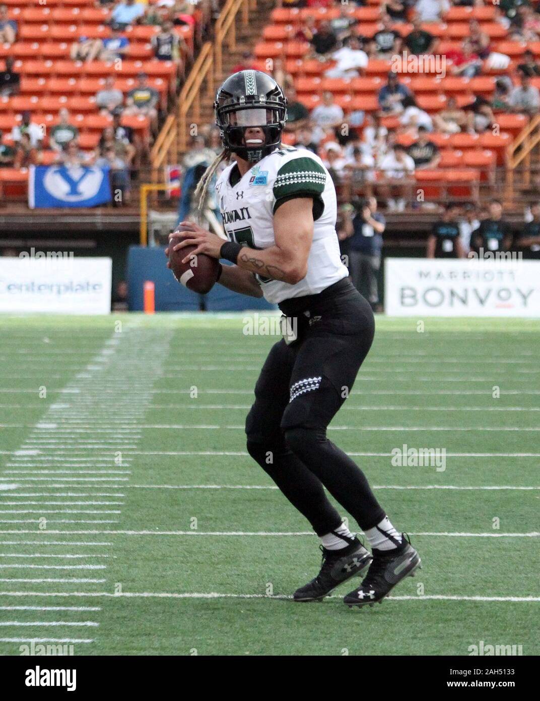 Honolulu, Hawaii, USA. Le 24 décembre, 2019. 24 décembre 2019 - Hawaii Rainbow Warriors quarterback Cole McDonald (13) lance une passe de touché pour ouvrir le score durant le premier trimestre au cours d'une partie à la SoFi Hawaii Bowl entre les Cougars de Brigham Young et de l'Indiana Rainbow Warriors au shérif Stan Center à Honolulu, HI - Michael Sullivan/CSM. Credit : Cal Sport Media/Alamy Live News Banque D'Images