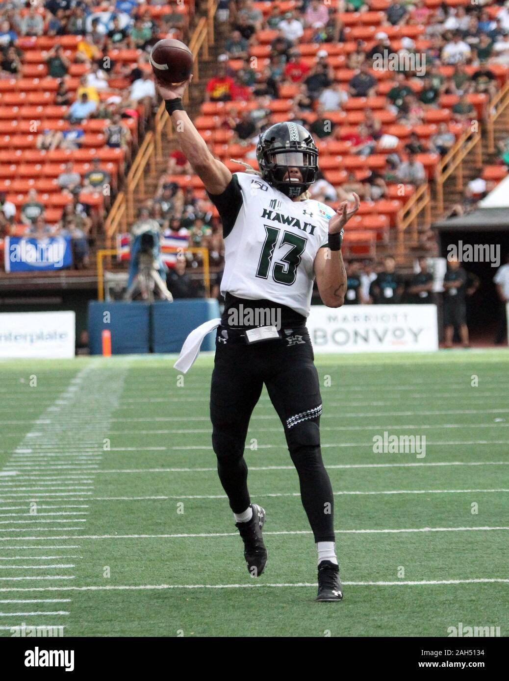 Honolulu, Hawaii, USA. Le 24 décembre, 2019. 24 décembre 2019 - Hawaii Rainbow Warriors quarterback Cole McDonald (13) lance une passe de touché pour ouvrir le score durant le premier trimestre au cours d'une partie à la SoFi Hawaii Bowl entre les Cougars de Brigham Young et de l'Indiana Rainbow Warriors au shérif Stan Center à Honolulu, HI - Michael Sullivan/CSM Crédit : Cal Sport Media/Alamy Live News Banque D'Images